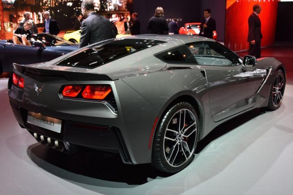 Този мотор е сърцето на първия Chevrolet Corvette, на няколко генерации Camaro и на още безброй легендарни модели. Дори и днес мексиканското поделение на GM го произвежда за влагане в тунинговани автомобили. Ward's AutoWorld го провъзгласи за един от десетте най-велики двигателя на ХХ век, а един горд собственик на Chevy C1500 от Уисконсин навъртя вече 1.7 милиона километра с подобен small-block - без нито един ремонт на мотора. 

Произвеждан: 1954 - 2003
Работен обем: 4 293 - 6 555 куб. см
Мощност: 110 - 475 к. с.
